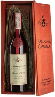 На фото изображение Castarede Armagnac AOC, 1994, wooden box, 0.7 L (Кастаред Арманьяк, 1994, в деревянной коробке объемом 0.7 литра)