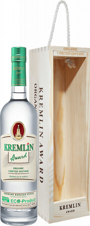 На фото изображение Kremlin Award Organic Limited Edition, wooden box, 0.7 L (Кремлин Эворд Органик Лимитед Эдишн, в деревянной коробке объемом 0.7 литра)
