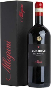 На фото изображение Allegrini, Amarone della Valpolicella Classico DOC, 2015, gift box, 1.5 L (Аллегрини, Амароне делла Вальполичелла Классико, 2015, в подарочной коробке объемом 1.5 литра)