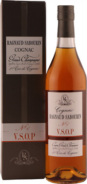 На фото изображение Ragnaud-Sabourin, №6 VSOP, Cognac Grande Champagne AOC, gift box, 0.7 L (Раньо-Сабуран, №6 ВСОП, в подарочной коробке объемом 0.7 литра)
