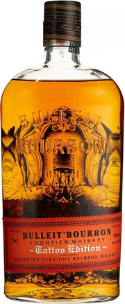 На фото изображение Bulleit Bourbon, Tattoo Edition, 0.7 L (Буллет Бурбон, Тату Эдишн в бутылках объемом 0.7 литра)