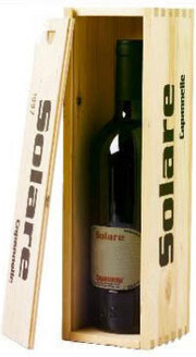 In the photo image Capannelle, Solare Vino da Tavola di Toscana Rosso IGT Sangiovese 2000, wooden box, 0.75 L