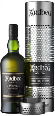 На фото изображение Ardbeg, An Oa, BBQ Smoker, 0.7 L (Ардбег, Эн Оа, с коптильней в бутылках объемом 0.7 литра)