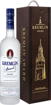 На фото изображение Kremlin Award Vintage, 2019, wooden box, 0.7 L (Кремлин Эворд Винтаж, 2019, в деревянной коробке объемом 0.7 литра)