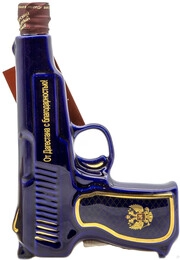 На фото изображение Лезгинка КВ, фарфоровая бутылка Пистолет, объемом 0.25 литра (Kizlyar cognac distillery, Lezginka, porcelain bottle Pistol 0.25 L)