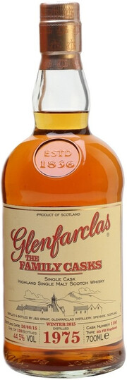На фото изображение Glenfarclas 1975 Family Casks (44,5%), 0.7 L (Гленфарклас 1975 Фэмили Каскс (44,5%) в бутылках объемом 0.7 литра)