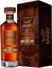 In the photo image Araget 15 Years Old, gift box, 0.5 L