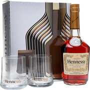 На фото изображение Hennessy V.S. with 2-glass gift box, 0.7 L (Хеннесси В.С., в подарочной коробке с двумя бокалами объемом 0.7 литра)