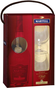 На фото изображение Martell VSOP, with 2-glass box, 0.7 L (Мартель ВСОП, в подарочной коробке с двумя бокалами объемом 0.7 литра)