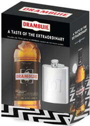 На фото изображение Drambuie, gift set with flask, 0.7 L (Драмбуи, подарочный набор с флягой объемом 0.7 литра)