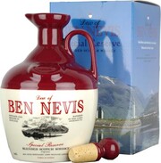 На фото изображение Dew of Ben Nevis, Special Reserve, ceramic decanter & gift box, 0.7 L (Дью ов Бен Невис, Спешл Резерв, в керамическом декантере и подарочной коробке в бутылках объемом 0.7 литра)