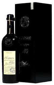 На фото изображение Lheraud, Cognac 1973 Grande Champagne, 0.7 L (Леро, Коньяк 1973  Гранд Шампань, в деревянной подарочной коробке объемом 0.7 литра)