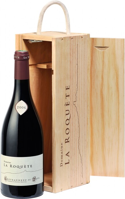 На фото изображение На фото изображение Vignobles Brunier, Wooden box with sliding lid for 1 bottle of wine Domaine La Roquete (Виньёбль Брюнье, Деревянный пенал на 1 бутылку вина Домен ля Рокет)