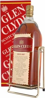 На фото изображение Glen Clyde 3 Years Old, with a pouring stand, gift box, 4.5 L (Глен Клайд 3 года, в подарочной коробке (на качелях) в бутылках объемом 4.5 литра)