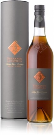 На фото изображение Fernando de Castilla Solera Gran Reserva Brandy de Jerez DO, 0.7 L (Фернандо де Кастилья Солера Гран Ресерва Бренди де Херес ДО, в подарочной упаковке объемом 0.7 литра)