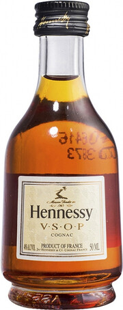На фото изображение Hennessy V.S.O.P  12 bottles, 0.05 L (Хеннесси В.С.О.П  12 бутылок объемом 0.05 литра)