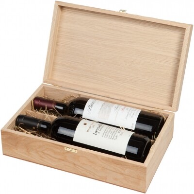 На фото изображение France Two bottles in elegant wooden box (Франция Две бутылки вина в элегантном деревянном футляре)