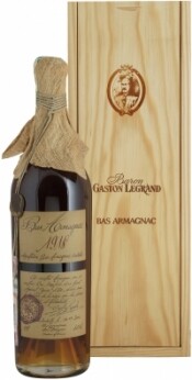 На фото изображение Baron G. Legrand 1918 Bas Armagnac, 0.7 L (Барон Г. Легран 1918 Ба Арманьяк, в деревянной коробке объемом 0.7 литра)