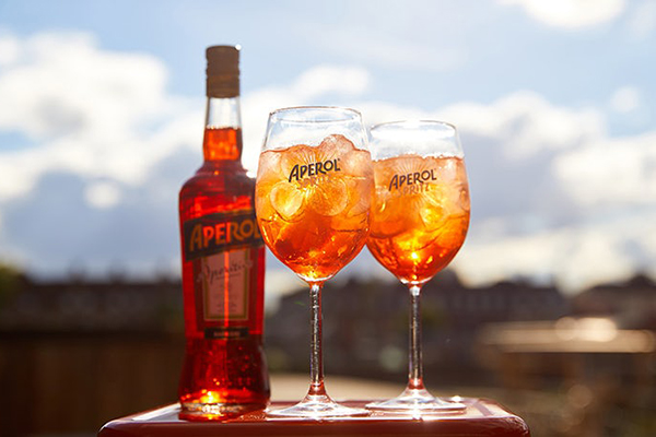 Неповторимый оранжевый – рассказываем о легендарном коктейле Aperol Spritz