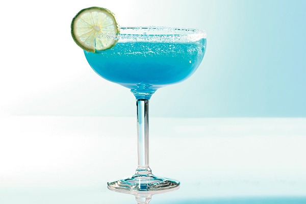 Блю кюрасао какой вкус. Голубая Лагуна коктейль. Голубая Лагуна коктейль с Blue Curacao. Блю Кюрасао ликер. Бокал для голубой лагуны.