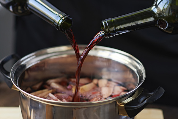 Как приготовить мясо, запеченное в красном вине